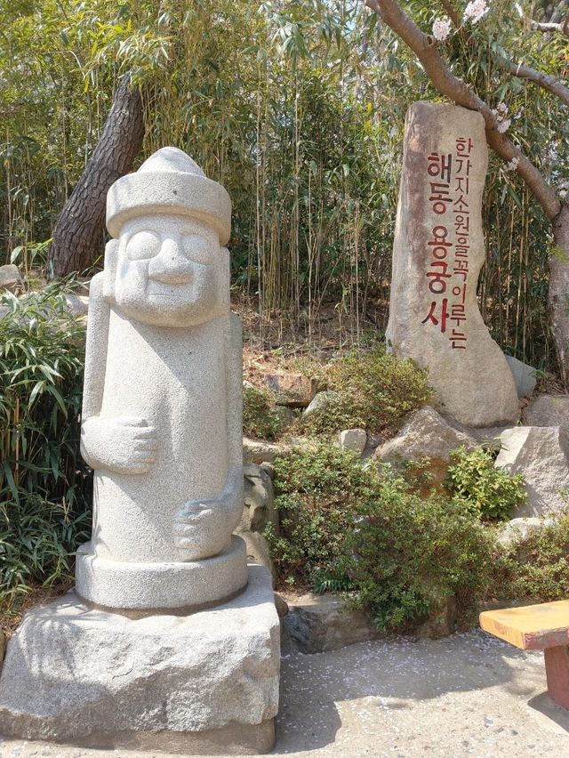 釜山櫻花季滿滿幸褔的海邊廟宇~海東龍宮寺