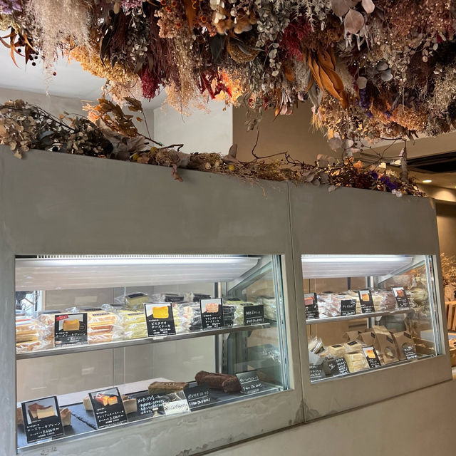 店内のドライフラワーがかわいいチーズケーキ専門店