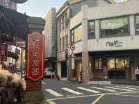 迪化街上的奇遇：香火、茶香與巷口的豬