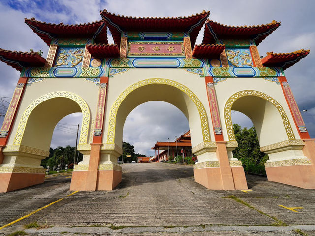 Climbing to the Clouds: My Misadventure at Puu Jih Syh Temple☁️🙏