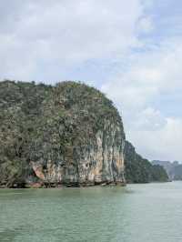 🇻🇳 Halong Bay – Part 2: Light, Stone, and Water — A Landscape That Changes You 🌊⛰