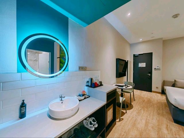 "Smart Stays, Smooth Transfers – Your Budget Gateway Near KLIA"