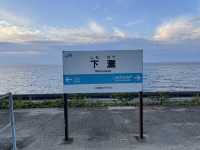 【下灘駅｜しもなだえき｜愛媛県 伊予市】 「日本一海に近い駅」と称される、絶景ローカル駅