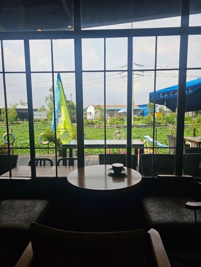 La Canal Cafe Bar & Restaurant