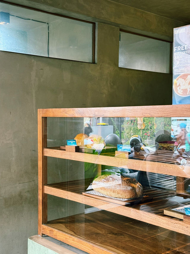 🇮🇩峇里島 Canggu 極簡設計咖啡店 Noah Cafe ☕️ work friendly 早午餐天堂🌿  