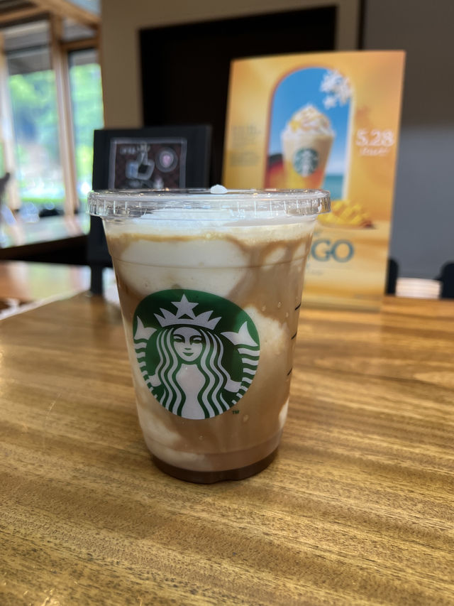 喝過最安靜的一杯星冰樂，就在圖書館裡的星巴克