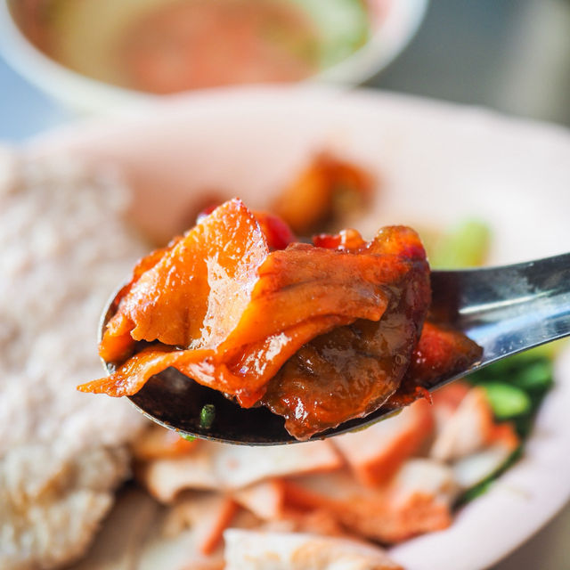 เจ๊ไก่บะหมี่เกี๊ยวร้อยปี 