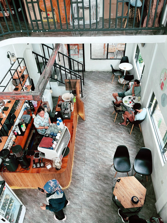 Unwind at Janji Maria Coffee & Resto: Cliffside Dining with Lake Toba Views