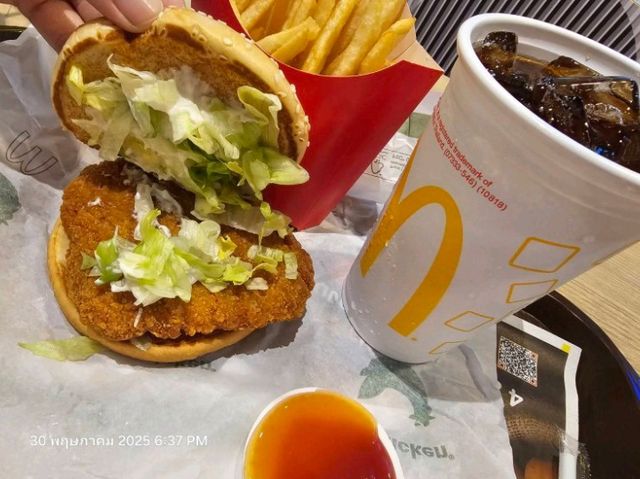 🍔🌊 "McDonald’s บางแสน – เบอร์เกอร์ไก่ริมทะเล