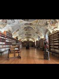 📖プラハ・ストラホフ修道院｜まるで絵画のような“世界一美しい図書館” 