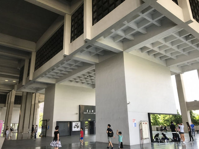 從中正場域到市民大道：高雄文化中心的藝文轉型