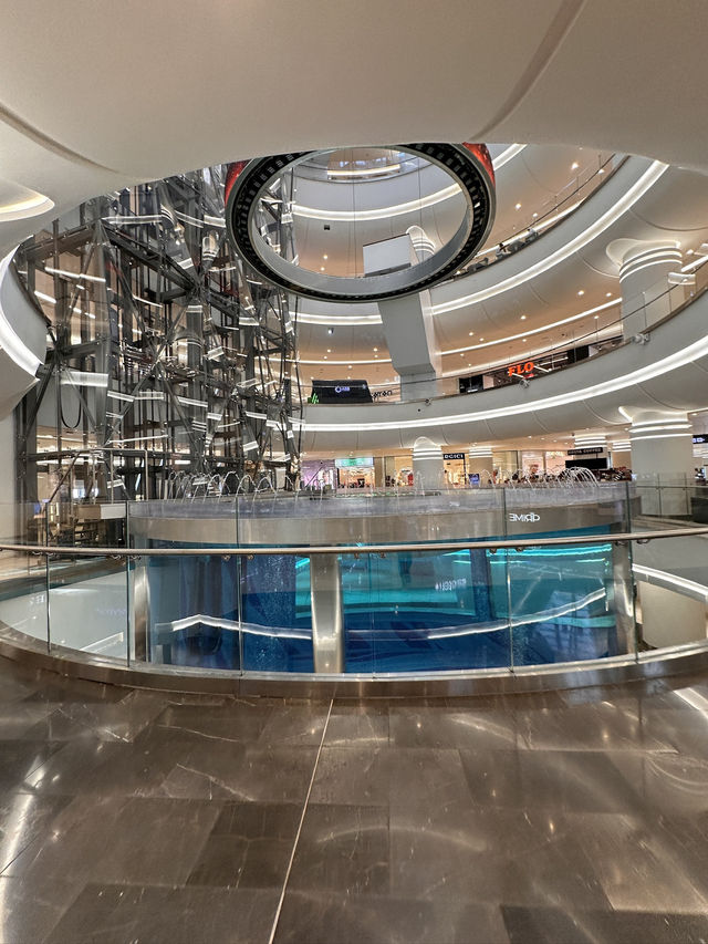【Dəniz Mall／デニズ・モール｜バクー海岸の“巨大な帆型マルチエンタメ空間”】