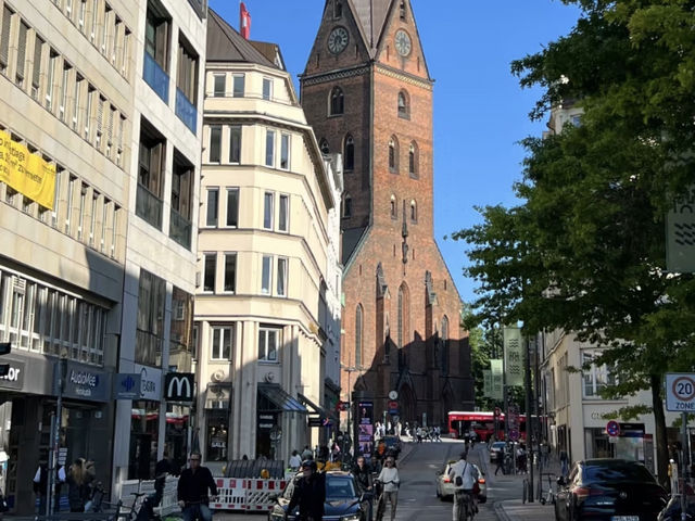 Hamburg: An Unexpected Delight! 🇩🇪⚓