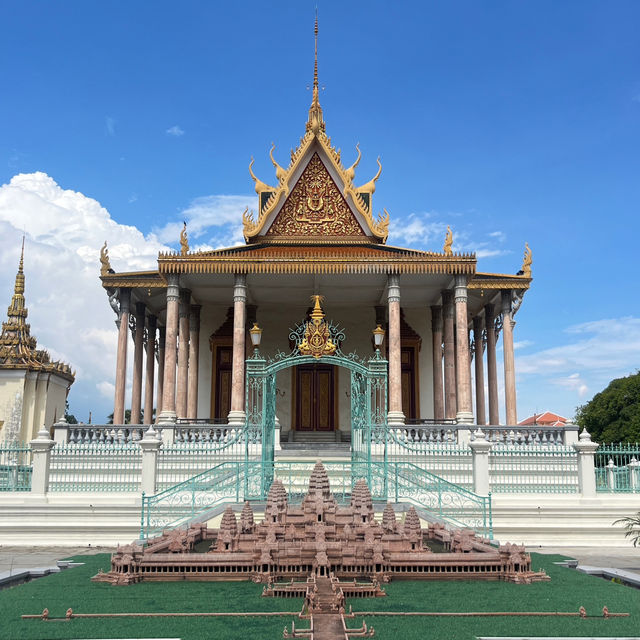 📍Unveiling Cambodia’s Regal Jewel: The Royal Palace in Phnom Penh 👑🇰🇭