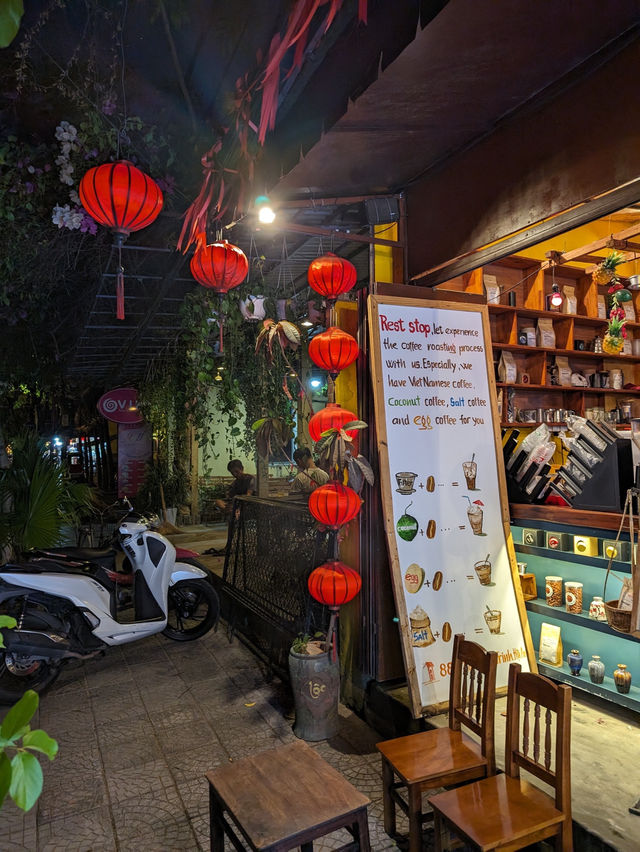 Hoi An: Where Evening Comes Alive with Lanterns! 🏮✨