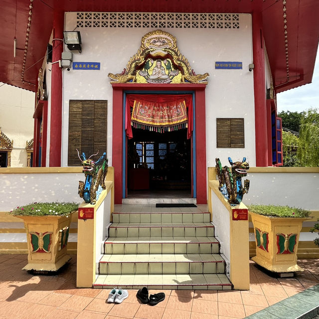 Solo Traveler's Guide to Wat Chayamangkalaram: Penang's Reclining Buddha Temple** 🏯✨