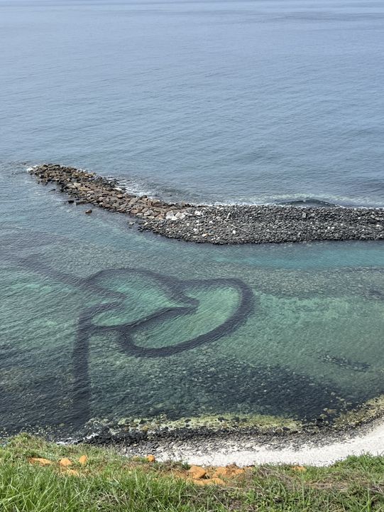 💕 Twin-Hearts Stone Weir — Penghu’s Romantic Ocean Trap 💗🌊
