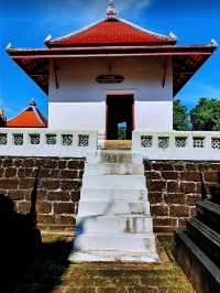 กราบไหว้สิ่งศักดิ์สิทธิ์ที่วัดบุปผารามกันไหม