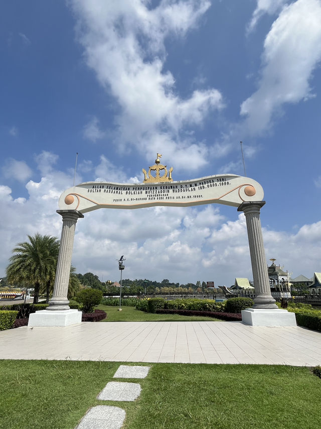 🕌 Royal Reflections in Brunei: Omar Ali Saifuddien Mosque