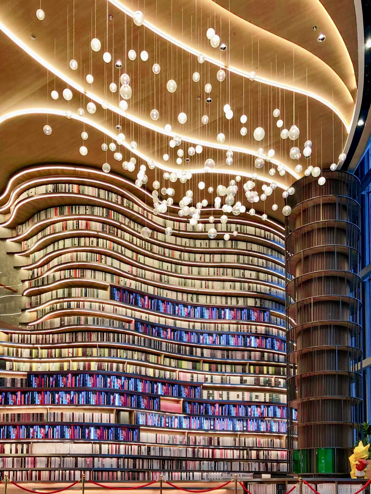 #chinatravel
Tersembunyi di jantung pusat perbelanjaan yang ramai di Chongqing, Toko Buku Sisyphe lebih dari sekadar tempat untuk membeli buku — ini adalah tempat pelarian yang nyaman bagi para pecinta dan pemimpi buku. Dengan pencahayaan yang hangat, pilihan buku sastra, filsafat, perjalanan, dan seni yang dikurasi, toko ini mengundang Anda untuk bersantai dan larut dalam halaman-halaman buku.

Setiap sudut toko dirancang dengan cermat, seringkali dilengkapi kafe di dalamnya tempat Anda dapat menyeruput kopi sambil membaca. Suasananya terasa intim dan artistik — sebuah ruang tenang yang langka di tengah kehidupan kota yang serba cepat.

Baik Anda mencari novel Tiongkok, buku klasik terjemahan, atau alat tulis yang indah, Sisyphe menawarkan pengalaman yang menenangkan jiwa dan telah dikurasi dengan baik. Ini adalah tempat yang sempurna untuk beristirahat, merenung, dan terhubung kembali dengan kedamaian batin Anda. #重庆