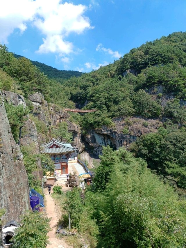 구절산 폭포암의 돌탑들