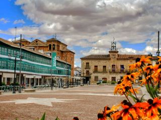 Альмагро расположен в регионе Кампо-де-Калатрава провинции Сьюдад-Реаль и признан объектом исторического и художественного наследия.
