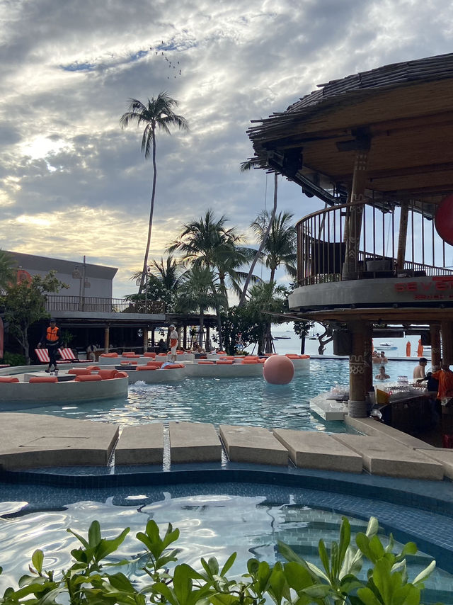 📍79 Beach Club and Resort Samui