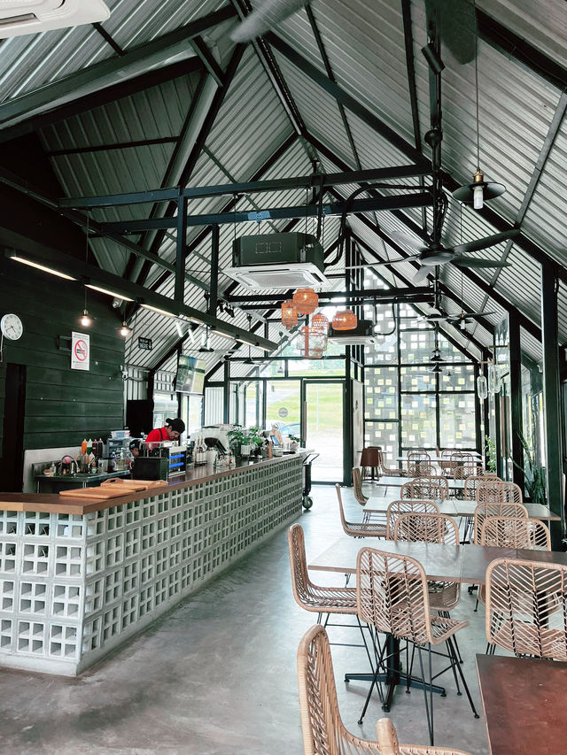 Lakeside Café: Scenic Views and Relaxed Vibes