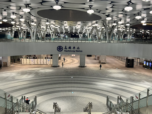 雲朵造型的高雄車站