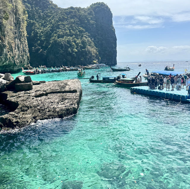 ทะเลน้ำใสสวยมากในกระบี่ 🌊🌴 ทะเลน้ำใสสวยมากในกระบี่ 🌊🌴