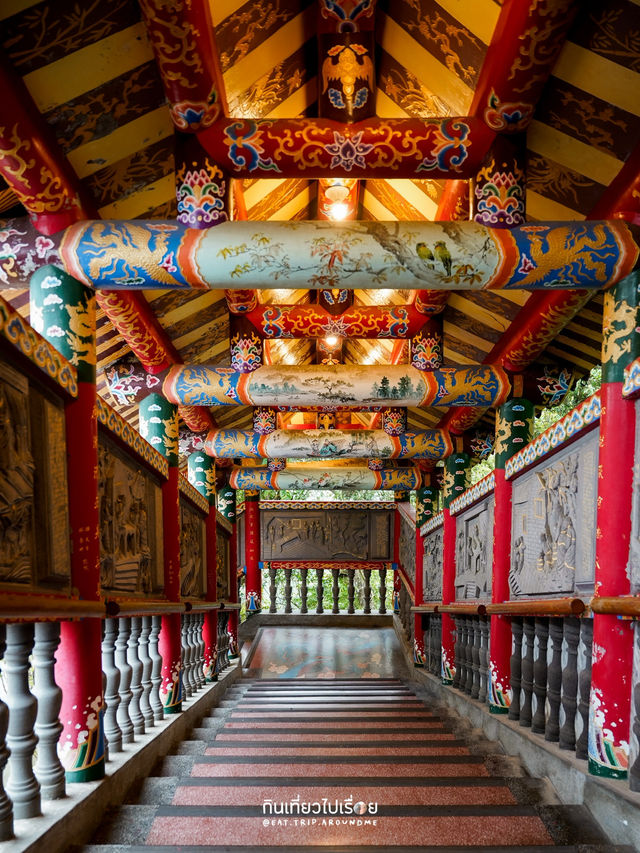 ไหว้พระในวันที่ฝนพรำ บรรยากาศสงบอย่างบอกไม่ถูก ไหว้พระในวันที่ฝนพรำ บรรยากาศสงบอย่างบอกไม่ถูก