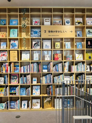 こども本の森 中之島｜木の温もりあふれる本棚に囲まれた最も美しい