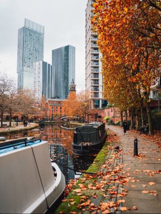 🏙️ Manchester, England 🇬🇧

Manchester is a vibrant city where industrial heritage, football, music, culture, and modern city life come together. Once known as the heart of Britain’s Industrial Revolution, the city has transformed into a lively destination filled with historic buildings, stylish cafés, art, shopping, and nightlife.

⚽ Football: Manchester is world-famous for Manchester United and Manchester City. Old Trafford and the Etihad Stadium are must-visits for football fans.

🎵 Music & Culture: The city has a legendary music scene and is associated with artists such as Oasis, The Smiths, and Joy Division.

🏛️ Places to explore:

· Manchester Cathedral
· John Rylands Library
· Castlefield
· Northern Quarter
· Manchester Art Gallery
· Science and Industry Museum
· Old Trafford
· Etihad Stadium

✨ Manchester has a unique energy—historic at heart, creative in spirit, and modern in every direction.