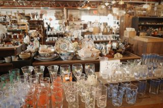 [Nagano, Suwa] A journey to experience a pleasant cycle at "ReBuilding Center JAPAN," a cafe and shop where reclaimed wood and antique tools intertwine.