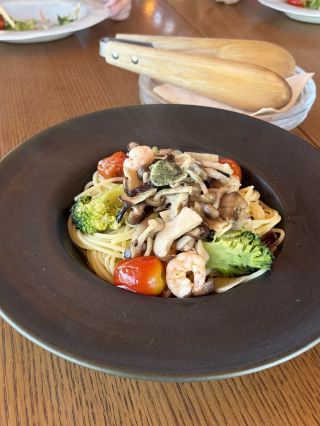 [Fukuoka Lunch] Enjoy a relaxing lunch in a spacious and comfortable setting.