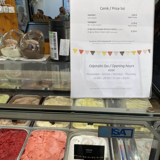 🇸🇮 MUST TRY! The original Bled Cream Cake! 🍰