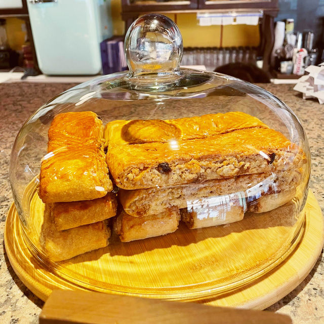 【ジョージア🇬🇪/かわいいハート型のクッキー付きカプチーノ☕️】