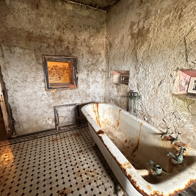 “Explore the Hidden Gem of Wales: St. Catherine’s Island & Historic Fort Tenby”