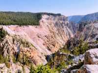 🌟 Top Landmarks to See in Yellowstone National Park 🚗💨