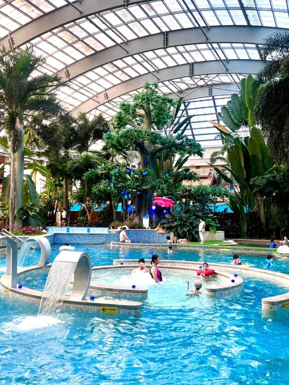 Suối nước nóng Nanshan ở Trường Xuân: Nơi thư giãn hoàn hảo cho cả thể xác và tâm hồn

Nếu bạn đang lên kế hoạch cho chuyến đi đến Trường Xuân và tìm kiếm cách thư giãn sau một ngày dài khám phá, Suối nước nóng Guoxin Nanshan chính là điểm đến lý tưởng. Khu nghỉ dưỡng này được đánh giá là một trong những nơi tốt nhất thành phố và là địa điểm hoàn hảo cho một kỳ nghỉ khó quên.

Tại sao nên chọn Nanshan?

Đây không chỉ đơn thuần là suối nước nóng; mà còn là một khu nghỉ dưỡng spa năm sao thực thụ, nằm trong khu rừng thơ mộng ở phía đông nam Trường Xuân. Tại đây, bạn có thể thoát khỏi sự ồn ào náo nhiệt của thành phố và hòa mình vào thiên nhiên. Khu phức hợp cung cấp cả bể bơi nước nóng trong nhà và ngoài trời với nguồn nước giàu khoáng chất, giúp kỳ nghỉ của bạn không chỉ dễ chịu mà còn có lợi cho sức khỏe. Nước ở đây mềm mại và được duy trì vệ sinh bằng công nghệ Nhật Bản, đảm bảo an toàn.

Đa dạng các loại bể bơi

Một trong những điểm nổi bật chính của Nanshan là sự đa dạng các loại bể bơi phù hợp với mọi sở thích. Tại đây, bạn sẽ tìm thấy:

Các bể tắm theo chủ đề: bể bơi với rượu vang, cánh hoa hồng, nhân sâm, và nhiều hơn nữa, mỗi loại đều có những đặc tính độc đáo riêng. Các hồ bơi với nhiệt độ khác nhau: từ mát (khoảng 28°C) đến nóng (lên đến 40°C) – bạn có thể chọn nhiệt độ phù hợp với mình.

Hồ bơi ngoài trời: đặc biệt ngoạn mục vào mùa đông. Hãy tưởng tượng: bên ngoài là -20°C, và bạn đang ngâm mình trong làn nước 40°C, với những bông tuyết rơi từ trên cao! Đó là một cảm giác tuyệt vời và là cơ hội tuyệt vời để chụp những bức ảnh ngoạn mục.

Vui chơi gia đình

Suối nước nóng Nanshan là lựa chọn tuyệt vời cho kỳ nghỉ gia đình. Khu vực dành riêng cho trẻ em được trang bị hồ bơi, cầu trượt và các trò chơi dưới nước khác, đảm bảo con bạn sẽ có những giây phút vui vẻ. Các vị khách nhỏ tuổi được giám sát cẩn thận, và các bé có mọi thứ cần thiết, bao gồm cả ghế ăn cao trong phòng và đồ chơi.

Đặc điểm và Trải nghiệm

Khu vực chụp ảnh độc đáo: Đây là thiên đường thực sự dành cho những người đam mê nhiếp ảnh! Vào mùa đông, bạn có thể chiêm ngưỡng những thác nước băng tuyệt đẹp và những cánh đồng hoa hồng đóng băng, tạo nên một bầu không khí kỳ diệu. Các hồ bơi vô cực và bầu không khí nhiệt đới tổng thể, với cây cọ và cây xanh, cũng là địa điểm hoàn hảo để chụp ảnh.

Spa và chăm sóc sức khỏe: Ngoài bơi lội, bạn có thể đặt dịch vụ mát-xa thư giãn hoặc trị liệu, sử dụng phòng xông hơi Phần Lan hoặc phòng tắm hơi kiểu Thổ Nhĩ Kỳ. Bạn thậm chí có thể được chẩn đoán và lập chương trình chăm sóc sức khỏe cá nhân tại trung tâm y học cổ truyền Trung Quốc.

Giải trí: Vào buổi tối, khu nghỉ dưỡng thường xuyên tổ chức các chương trình lễ hội, và vào cuối tuần, bạn có thể thưởng thức màn trình diễn pháo hoa rực rỡ.

Tiện nghi: Dép đi trong nhà, khăn tắm và áo choàng tắm được bao gồm trong giá vé. Khuôn viên có khu vực thư giãn với ghế tắm nắng và quán cà phê phục vụ đồ ăn nhẹ. Khu phức hợp cũng có một hồ bơi trong nhà lớn với máy tạo sóng.

🚗 Cách đến đó cho khách du lịch: 2 lựa chọn tốt nhất

Khu phức hợp nằm ngoài thành phố (ở quận Nanshan), vì vậy điều quan trọng là phải lên kế hoạch tuyến đường của bạn trước. Dưới đây là hai lựa chọn đã được chứng minh:

Lựa chọn 1: Tàu điện ngầm + Taxi (Tốt nhất và nhanh nhất)
Đây là lựa chọn tốt nhất cho khách du lịch. Nó sẽ giúp bạn tiết kiệm tiền taxi xuyên thành phố và tránh tắc đường ở trung tâm thành phố.

1. Đi tuyến số 4 (tuyến tím) của tàu điện ngầm Trường Xuân đến ga cuối cùng, đường Thiên Phủ.
2. Từ ga này, khu nghỉ dưỡng chỉ cách 8-10 km. Bằng taxi (hoặc Didi), quãng đường sẽ mất 15-20 phút và chi phí chỉ khoảng 30-40 nhân dân tệ (thay vì hơn 100 nhân dân tệ từ trung tâm thành phố).

3. Luôn có nhiều xe taxi sẵn sàng ở lối ra ga tàu điện ngầm, hoặc bạn có thể đặt xe qua ứng dụng.

Phương án 2: Taxi hoặc Didi từ trung tâm thành phố (Dễ nhất)
Nếu bạn không muốn tìm hiểu cách đi tàu điện ngầm, chỉ cần gọi taxi trực tiếp từ khách sạn hoặc điểm tham quan của bạn.

Thời gian di chuyển khoảng 50-60 phút (tùy thuộc vào tình trạng giao thông).

Chi phí từ trung tâm thành phố (ví dụ: từ ga Trường Xuân hoặc Quảng trường Nhân dân) khoảng 100-130 nhân dân tệ. Quan trọng: Trên đường về, hãy nhờ lễ tân gọi taxi cho bạn – ở khu vực này không thể gọi taxi công cộng.

Phương án 3 (để tham khảo): Xe buýt du lịch – từ tháng 5 năm 2026, đã có xe buýt nhỏ từ thành phố, nhưng xe chạy theo lịch trình và không phù hợp với tất cả mọi người, vì vậy taxi hoặc kết hợp tàu điện ngầm/taxi sẽ đáng tin cậy hơn nhiều.

Thông tin thực tế

Địa chỉ: Suối nước nóng nằm cách đường Changqing 16 km ở Trường Xuân (quận Nam Sơn).

Giờ mở cửa: Hàng ngày từ 8:30 sáng đến 9:00 tối.

Thời gian khuyến nghị: Tốt nhất nên dành 3-5 giờ để tham quan và tận hưởng trọn vẹn các liệu trình.

Giá vé: Phí vào cửa dao động từ khoảng 168 RMB vào các ngày trong tuần đến 218 RMB vào các ngày lễ. Khách lưu trú tại khách sạn thường được vào cửa miễn phí. Chúng tôi khuyên bạn nên mua vé qua các trang web tổng hợp trực tuyến như Trip.com để được giảm giá.

Mẹo: Để tránh đám đông và tận hưởng không gian yên tĩnh hơn, hãy đến vào sáng sớm hoặc chiều muộn. Và nếu bạn đang lưu trú tại khách sạn Guoxin Nanshan, bạn có thể dễ dàng đi bộ dọc hành lang trong bộ đồ tắm của mình để đến khu suối nước nóng – vô cùng tiện lợi!

Suối nước nóng Nanshan ở Trường Xuân là một địa điểm tuyệt vời để bạn dành cả ngày, vừa tốt cho sức khỏe vừa truyền cảm hứng cho bạn. Chúc bạn có một kỳ nghỉ thú vị.