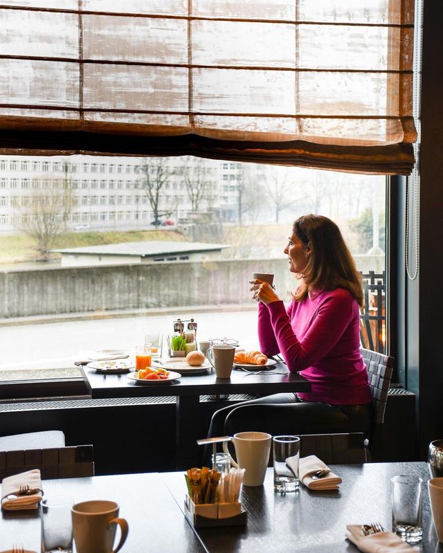 Cozy Luxury in Zurich: Unwind at Zurich Marriott Hotel!