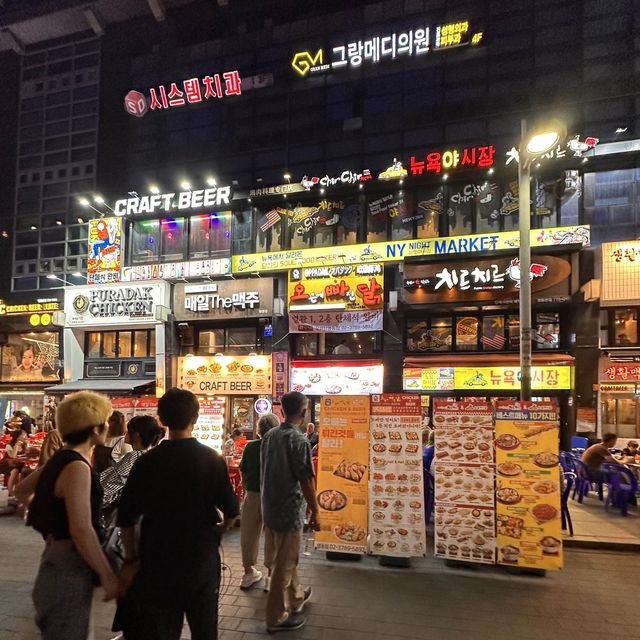 A bustling hive of night time snacking 🥢🍡🍢