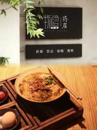 昆明周邊|藏在溫泉城市裡的奶油色民宿