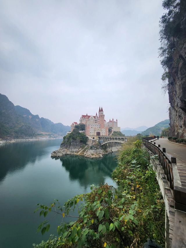 這麼美的湖中城堡，後悔等到現在才來