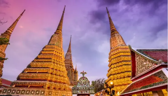 バンコクのワットポー寺院で最大のリクライニングブッダが存在します。