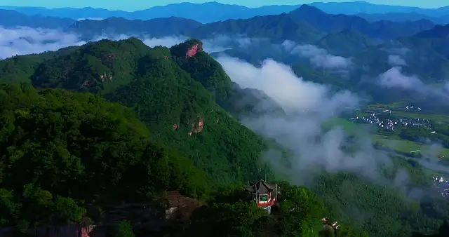 霧を抜けて出てくる山水誰が愛さないでしょうか