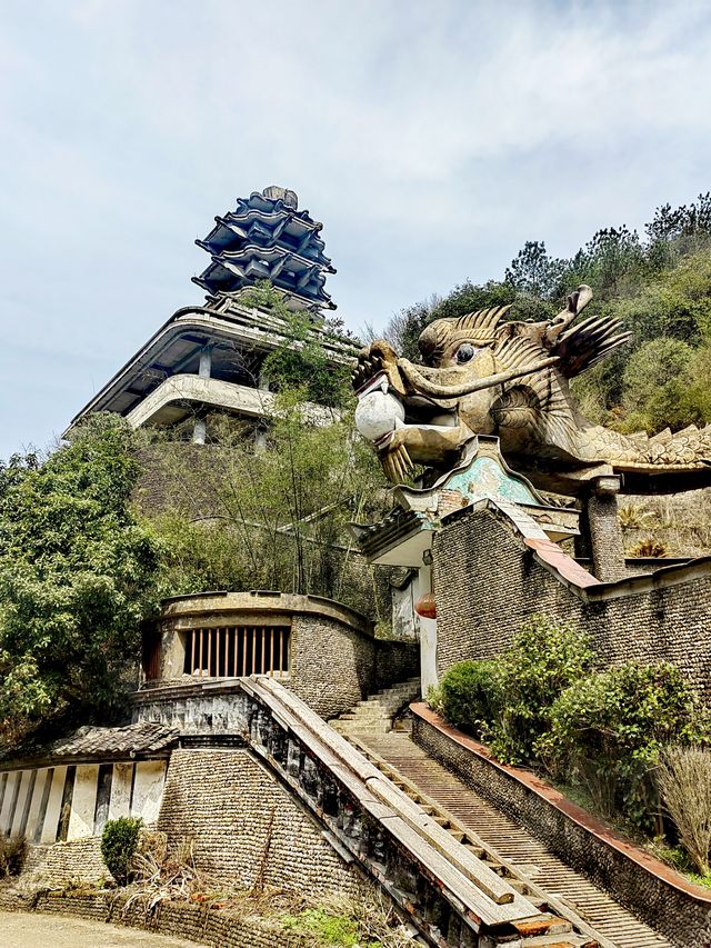 東陽南江水庫，碧水靜臥，群山如畫