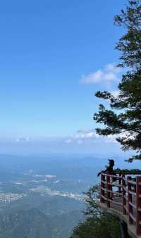 遠赴人間驚鴻宴，登高眺群峰，見自己