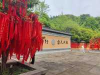 靈峰寺，位於浙江省安吉縣白水灣鄉靈峰山（古稱北天目山），始建於五代梁開平元年（九○七），號「靈峰院」