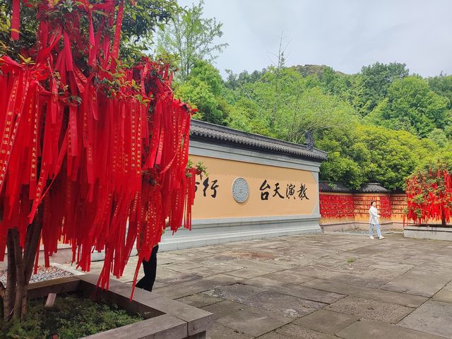 靈峰寺，位於浙江省安吉縣白水灣鄉靈峰山（古稱北天目山），始建於五代梁開平元年（九○七），號「靈峰院」